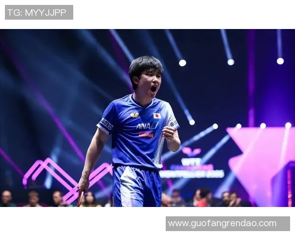 国乒夺冠后奏唱国歌，张本智和在后排未拍手+黑脸 妹妹则静静拍手